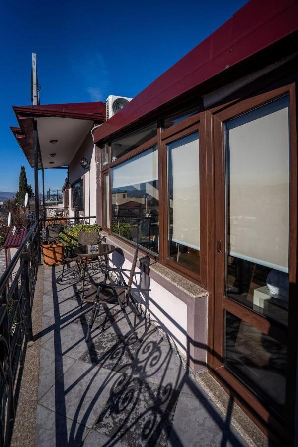 Siberia Hotel Τυφλίδα Εξωτερικό φωτογραφία A balcony in Athens, Greece