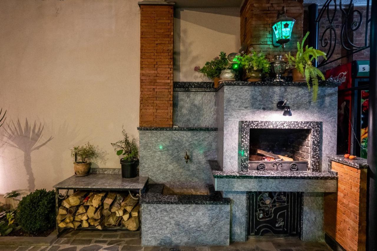 Siberia Hotel Τυφλίδα Εξωτερικό φωτογραφία A typical Argentinean parilla