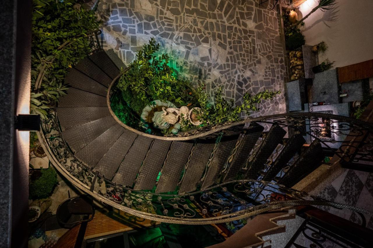 Siberia Hotel Τυφλίδα Εξωτερικό φωτογραφία Spiral staircase