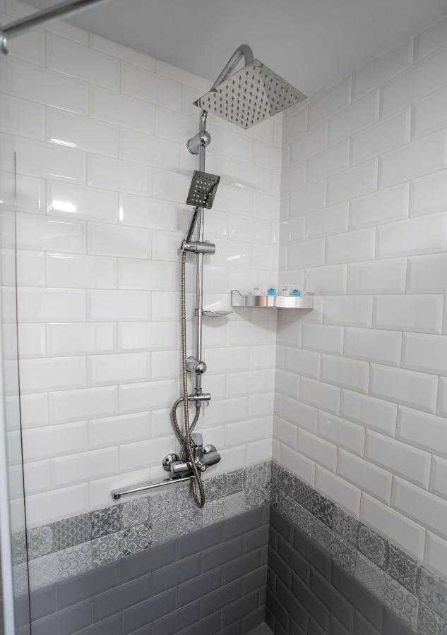 Siberia Hotel Τυφλίδα Εξωτερικό φωτογραφία A shower