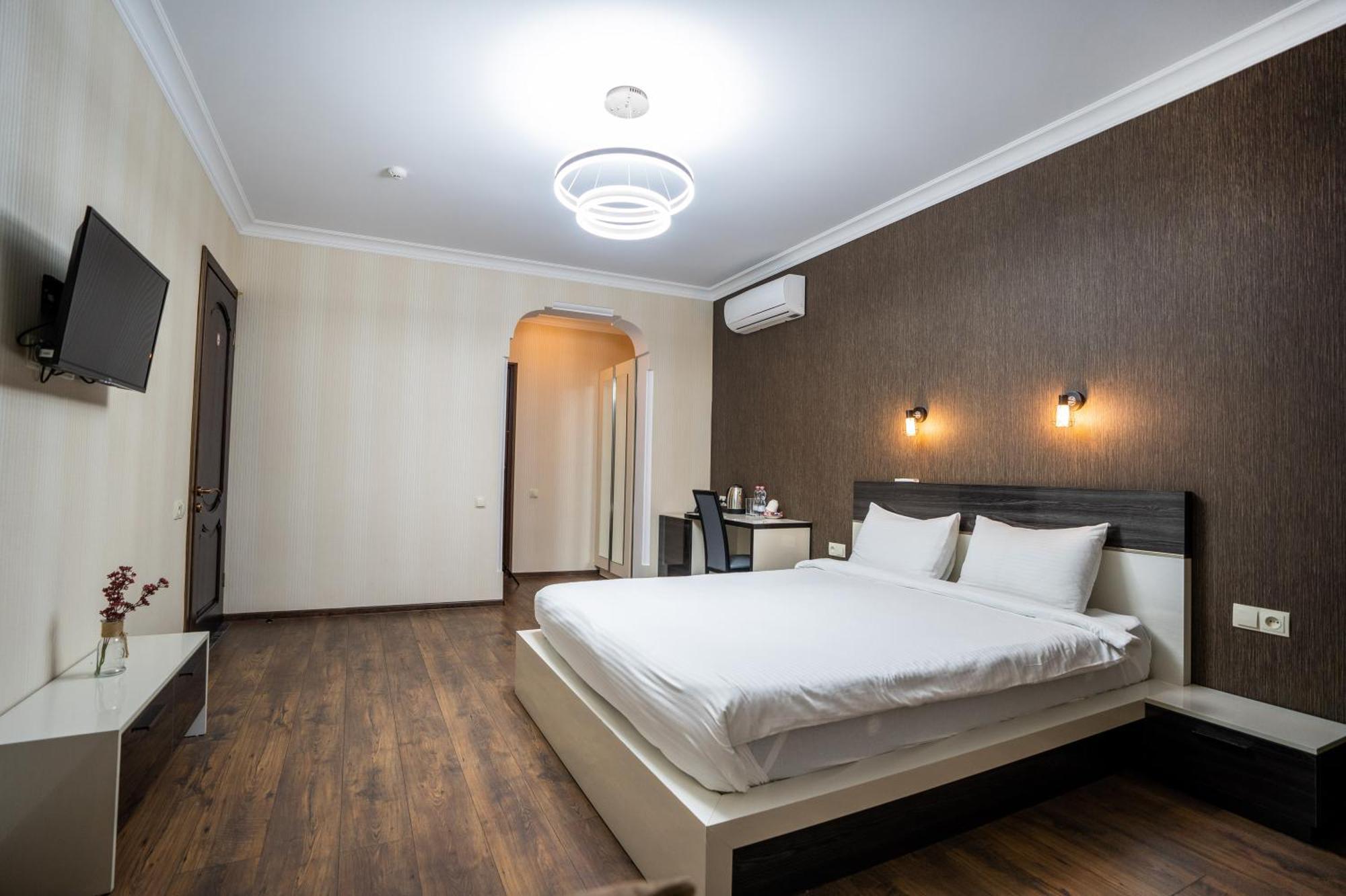 Siberia Hotel Τυφλίδα Εξωτερικό φωτογραφία A bedroom in a hotel