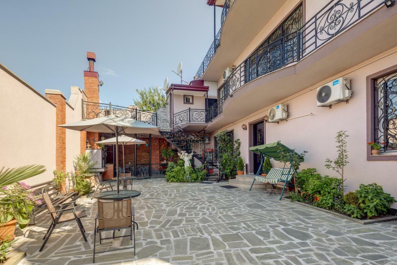 Siberia Hotel Τυφλίδα Εξωτερικό φωτογραφία The courtyard of the house